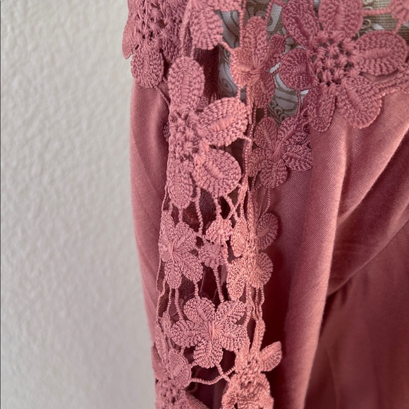 New York Laundry Lace-Up Blouse in Mauve XL with cut out 3/4 sleeves - Picture 4 of 6